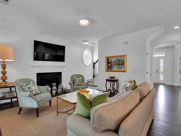 4th image of 215 Algonquin Trl