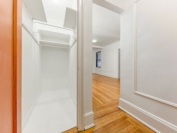 3rd image of 162 W 56th St APT 1002