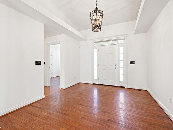 4th image of 220 Savanna Dr