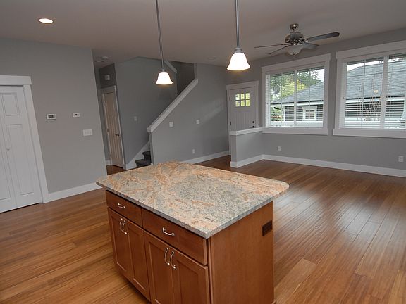 4th image of 212 Ballarat Ave N