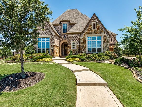 Beautiful Drive up appeal with lush landscaping.