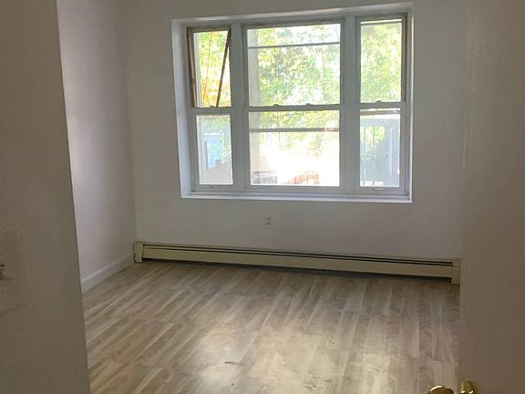 4th image of 3726 Dyre Ave #1