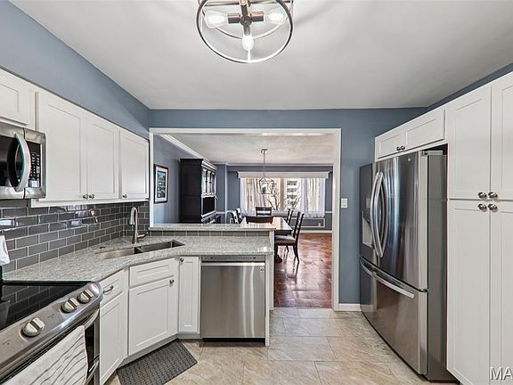 4th image of 900 S Hanley Rd APT 7D