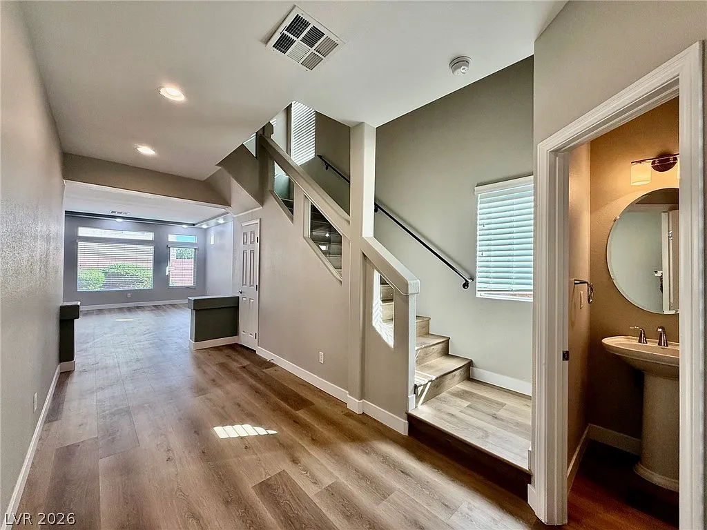 4 bed, 2.5 bath, 2033 sqft, $2,450 — Photo 2