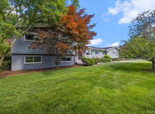 5656 Roundhill Rd, Bloomfield Hills, MI 48301