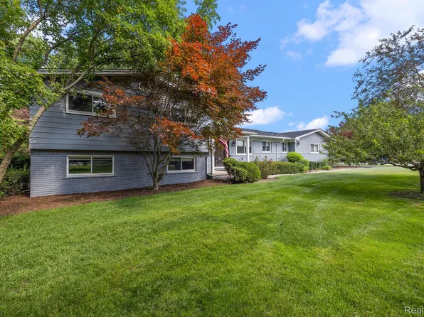 5656 Roundhill Rd, Bloomfield Hills, MI 48301