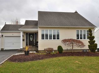 35 Hayden Dr, Bethpage, NY 11714