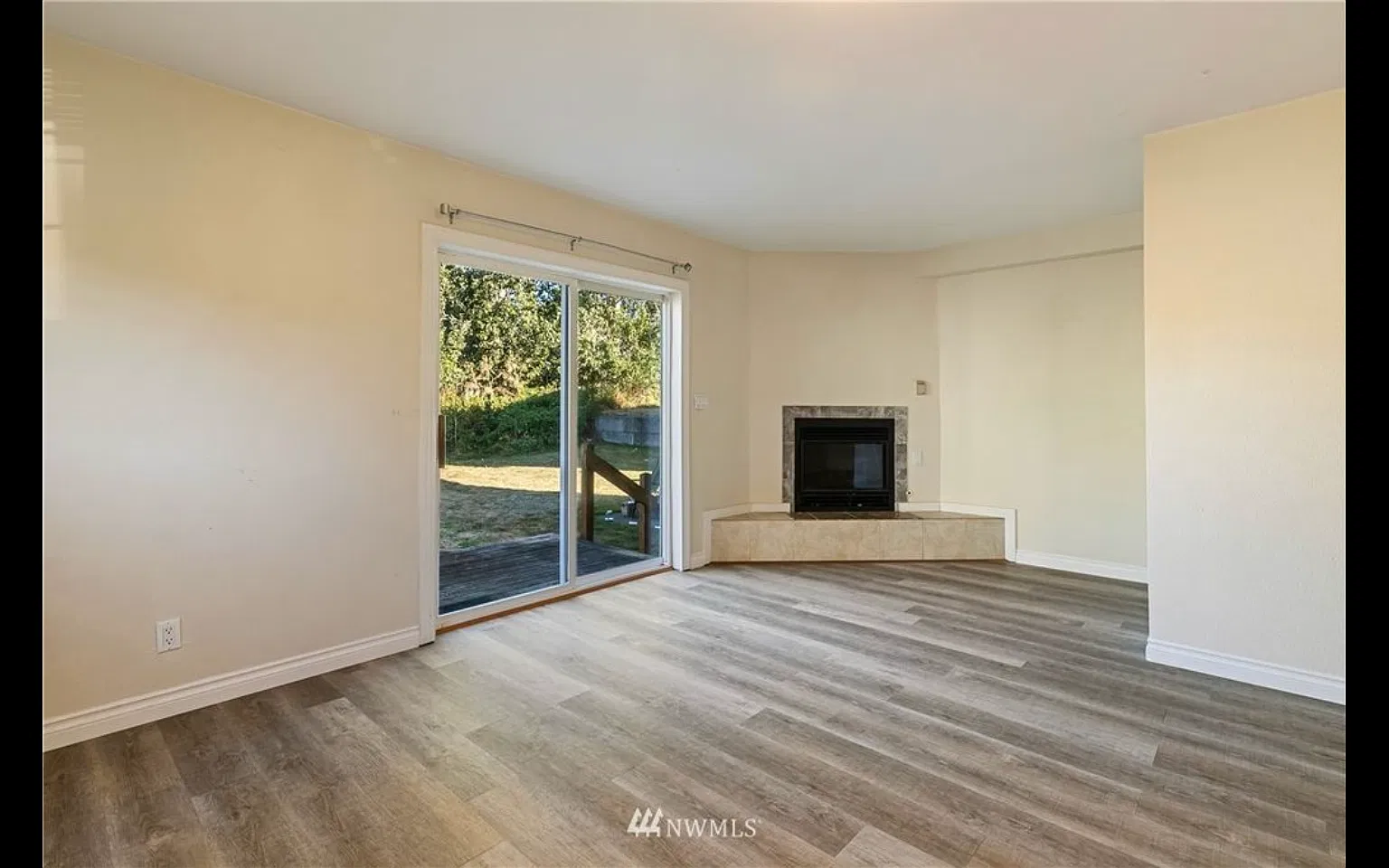 3 bed, 2.5 bath, 1320 sqft, $2,350 — Photo 2