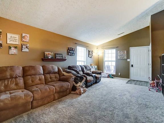 5th image of 812 Walton Ct