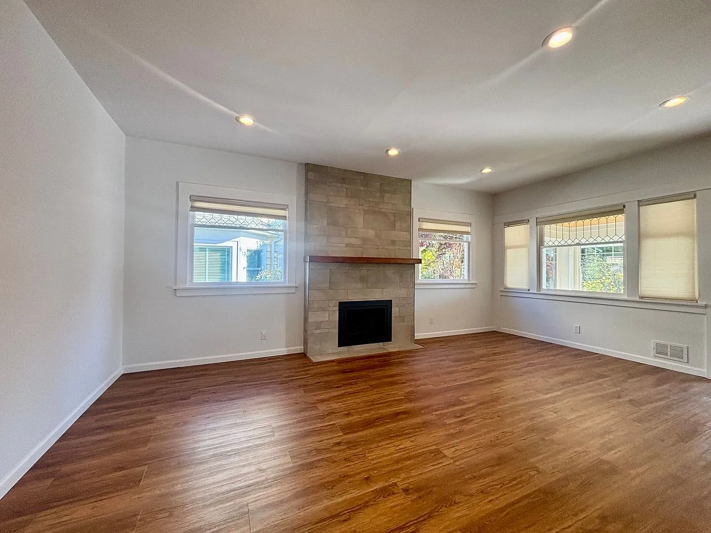 Beautifully Updated 1914 Craftsman Just 2 Blocks From Green Lake! — Photo 3