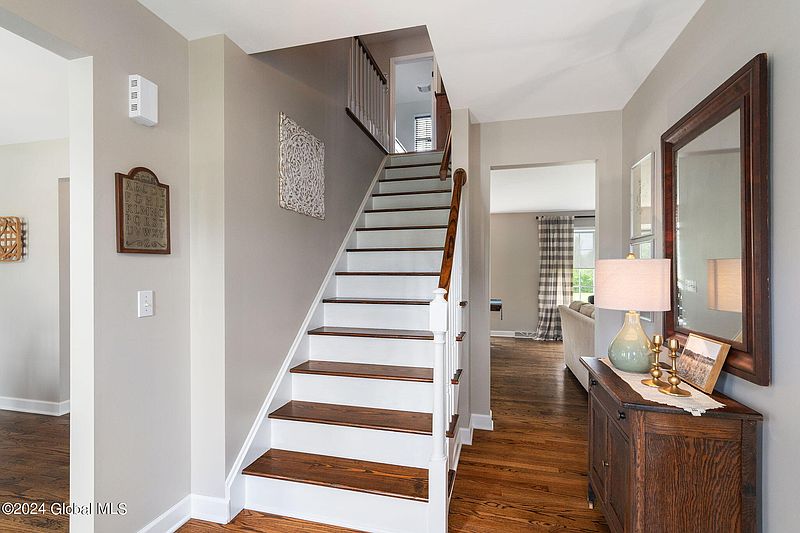 4th image of 6 Kelly Meadow Road