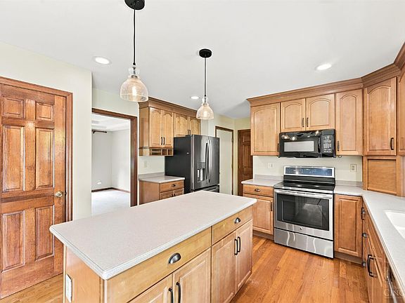 3rd image of 6980 Dovehill Ln