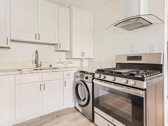2nd image of 234 N Berendo St #1/4