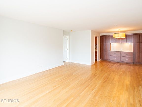 4th image of 1250 N Dearborn Pkwy #18B