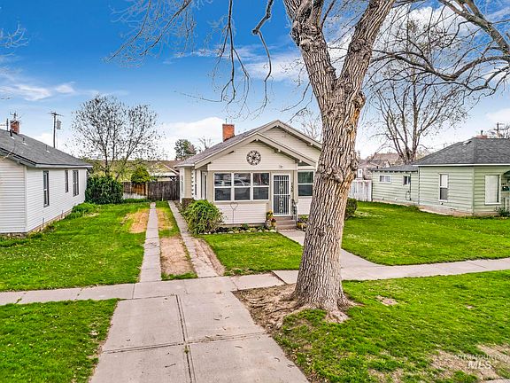 4th image of 135 10th Ave E
