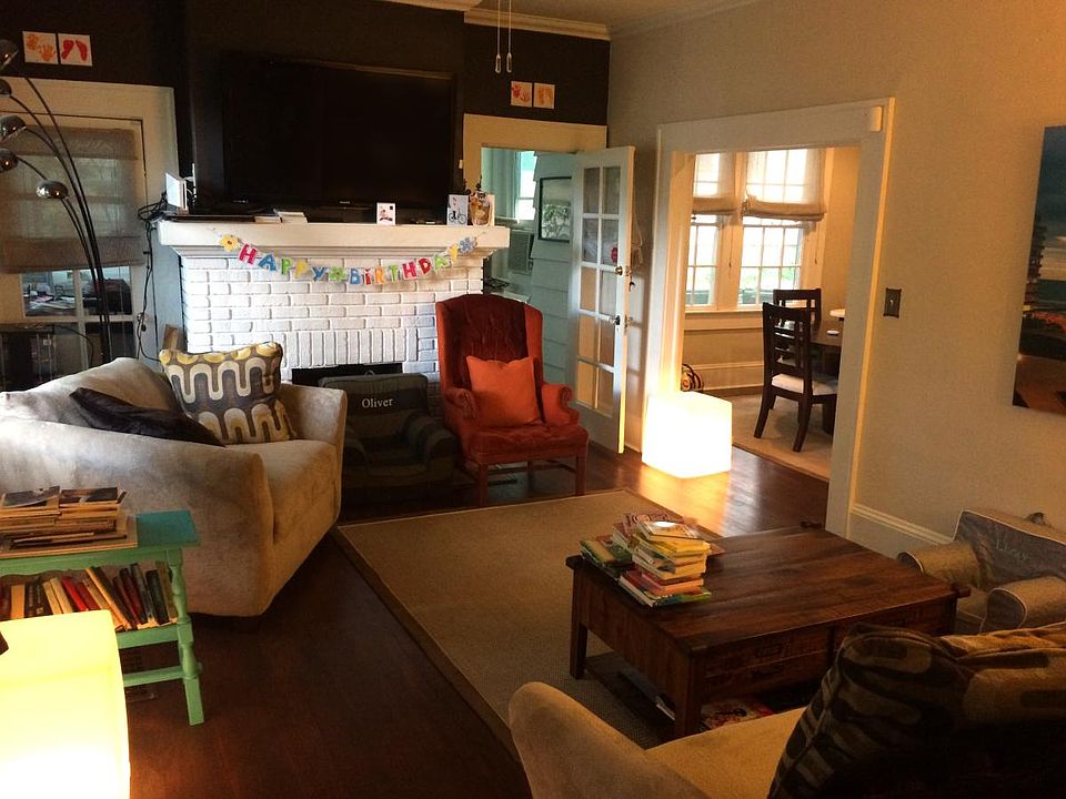 Big livingroom with lots of light and space