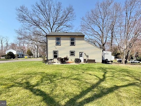 2nd image of 3 Evergreen Ln