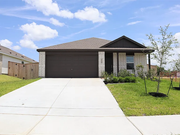 216 Lantana Ln — Photo 1