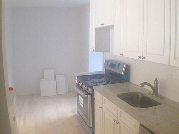 4th image of 120 E 19th St