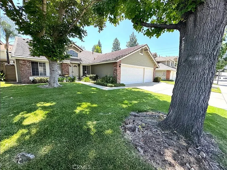 910 N Walnut Ave — Photo 1