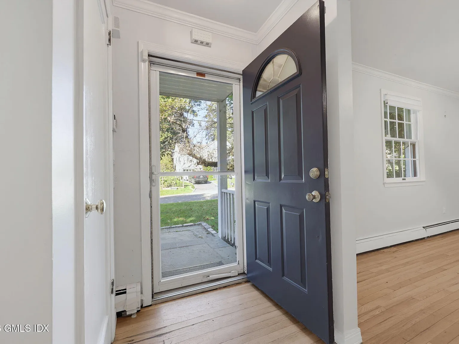 4 bed, 2.0 bath, 2156 sqft, $6,000 — Photo 2