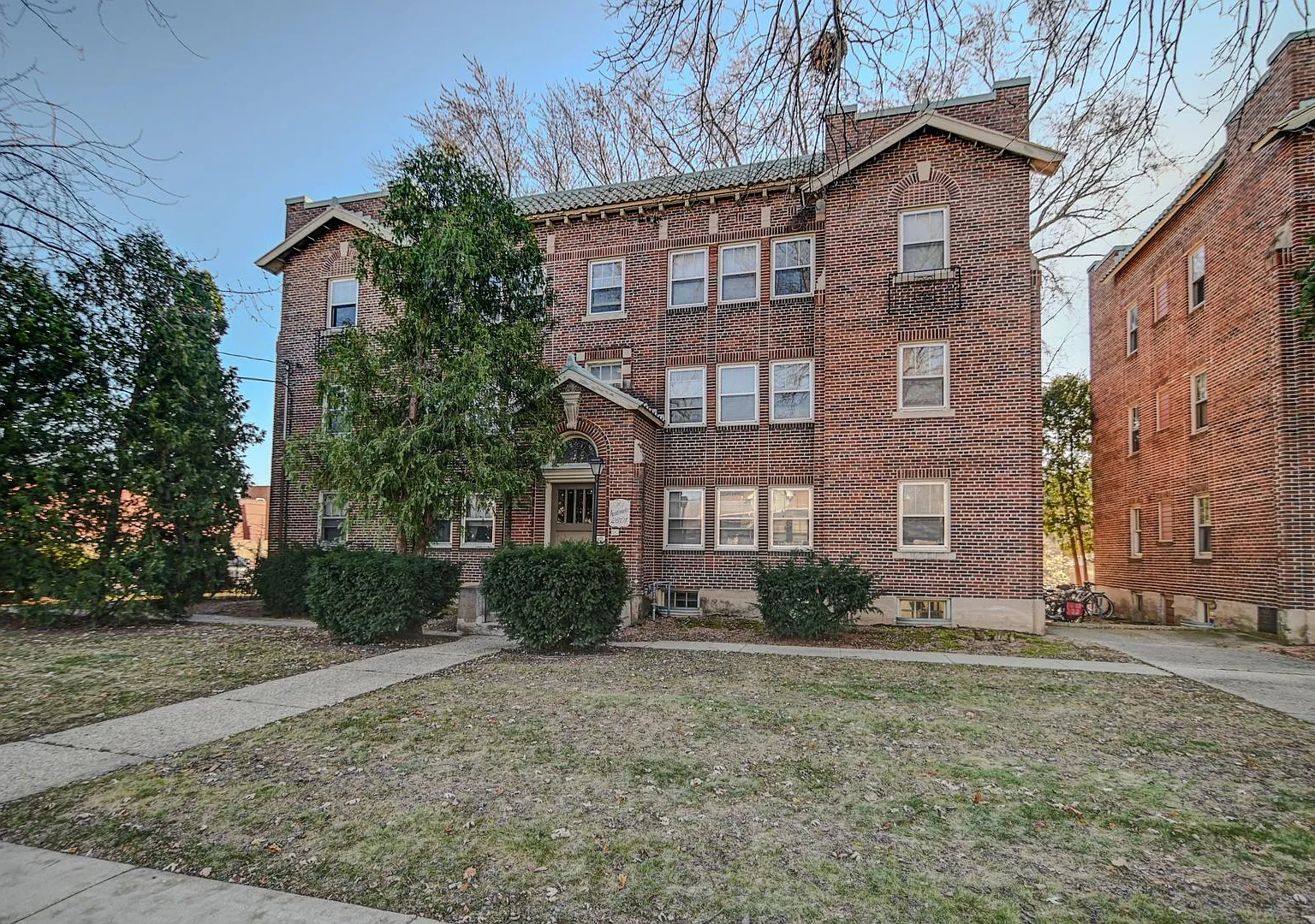 Arboretum Arms Apartments — Photo 1