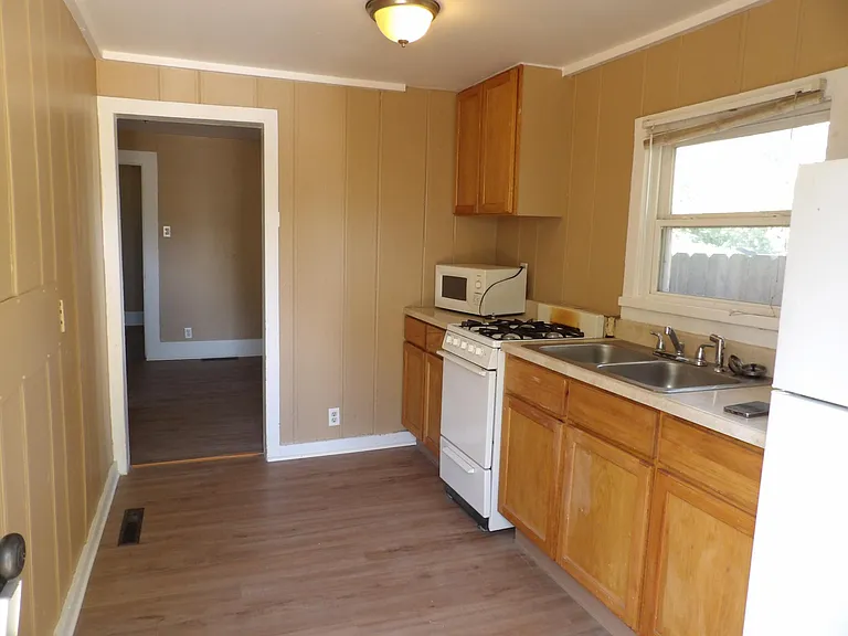 821 S Logan Ave — Photo 5
