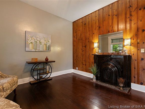 3rd image of 1817 E Oak Street
