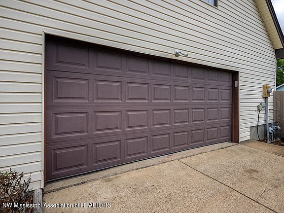 4th image of 399 Sandalwood Dr
