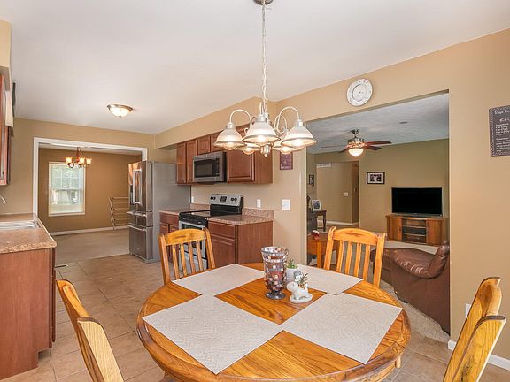 2nd image of 843 Deena Dr