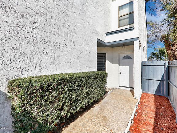 3rd image of 10027 Romaine Cir N