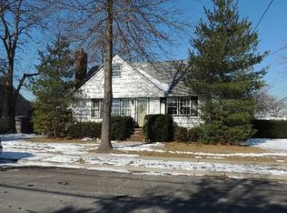 2 Ivanhoe Dr, Merrick, NY 11566