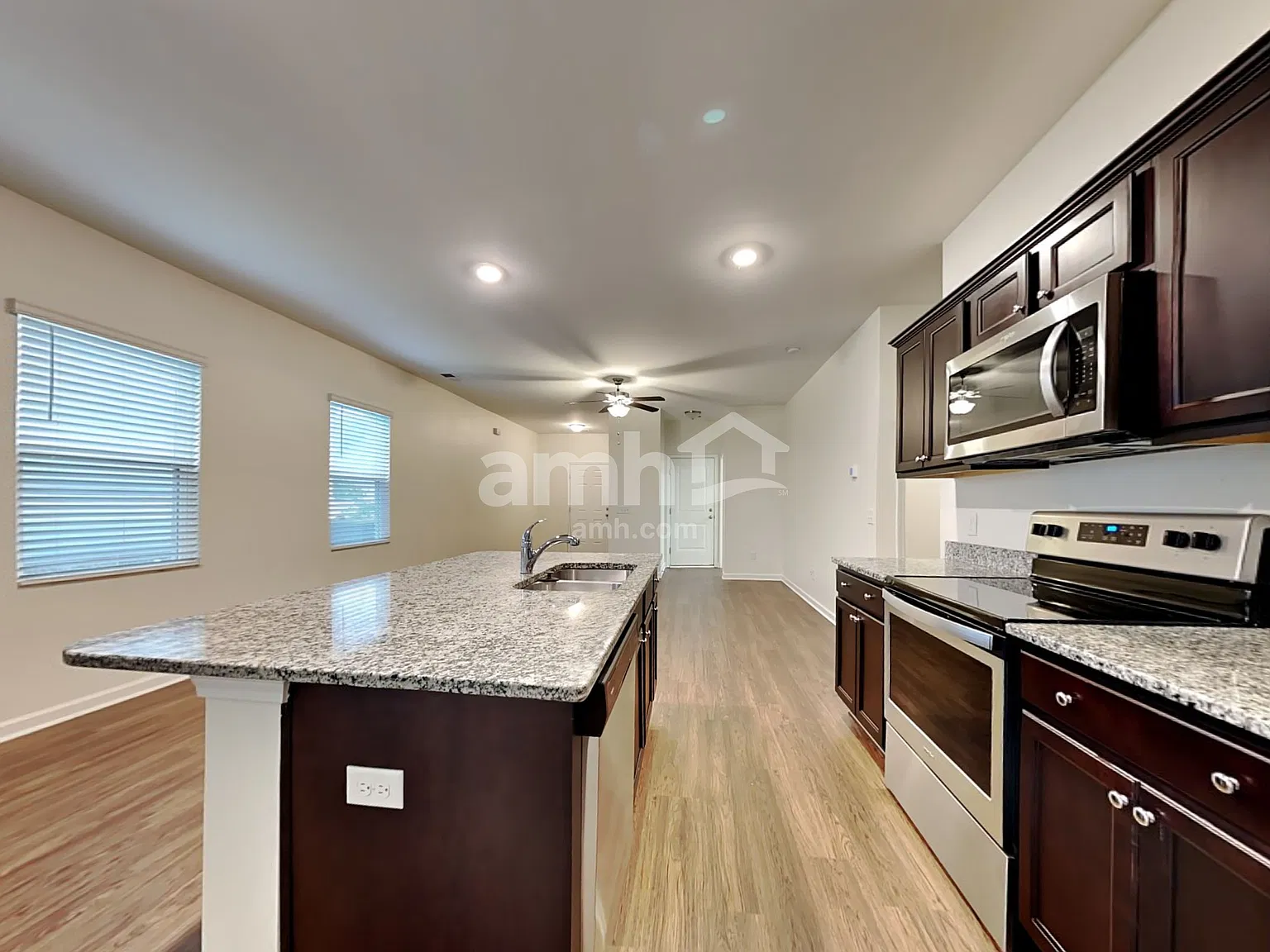 3 bed, 2.0 bath, 1412 sqft, $2,075 — Photo 4