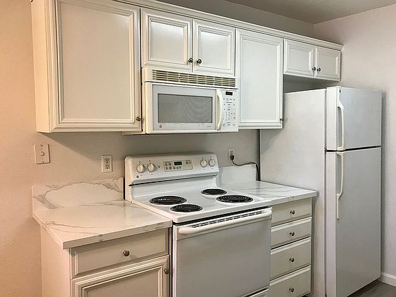 5th image of 2041 E Grand Ave Unit 15