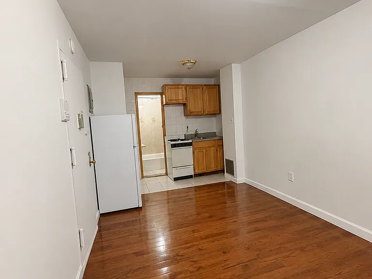 160 Orchard St #2R — Photo 2
