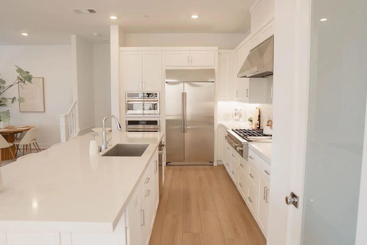 3 bed, 3.0 bath, 2138 sqft, $5,995 — Photo 4