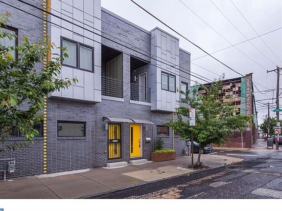 2nd image of 2431 E Hagert St