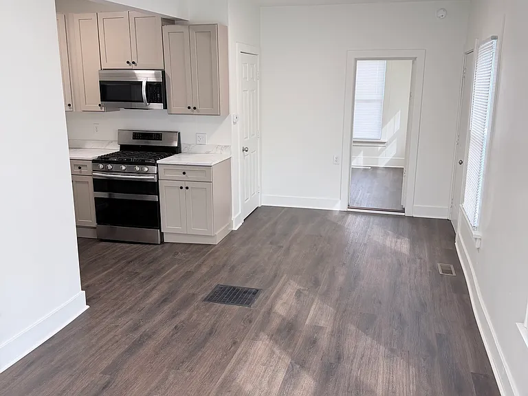 516 Broadway St — Photo 2