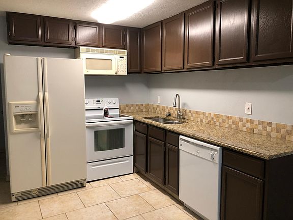 Full kitchen with all appliances and granite countertop.