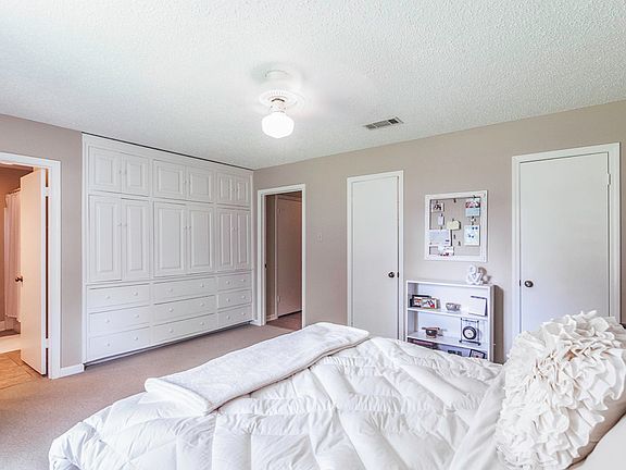 5th image of 1113 Stoneliegh Dr