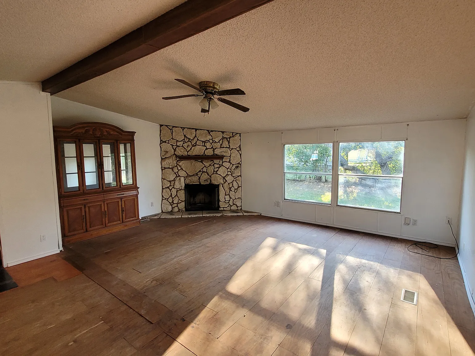 3 bed, 1936 sqft, $895 — Photo 2