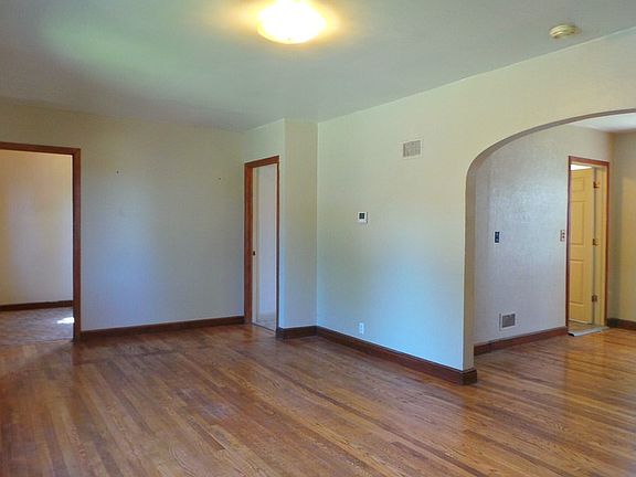 4th image of 126 E Broadway Ave
