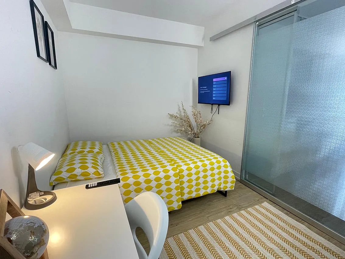 Deluxe Room without Window - Wood St & Church St — Photo 2