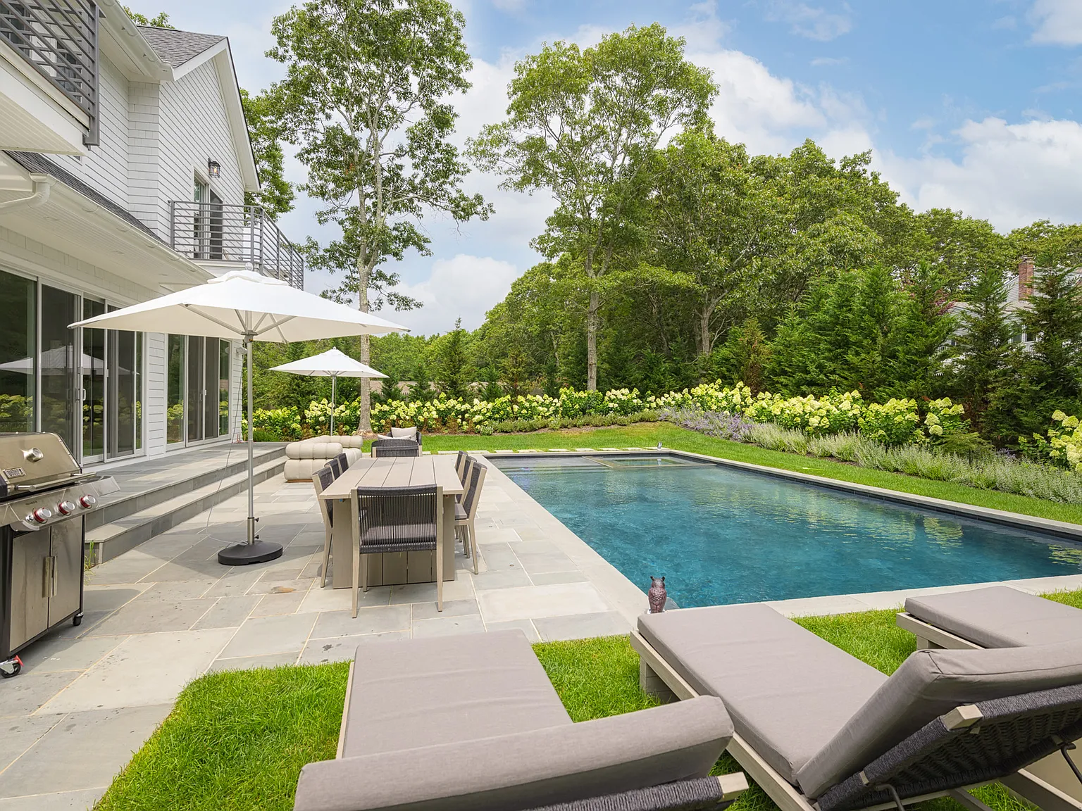 Pristine Luxury Southampton Retreat with Designer Interiors — Photo 4