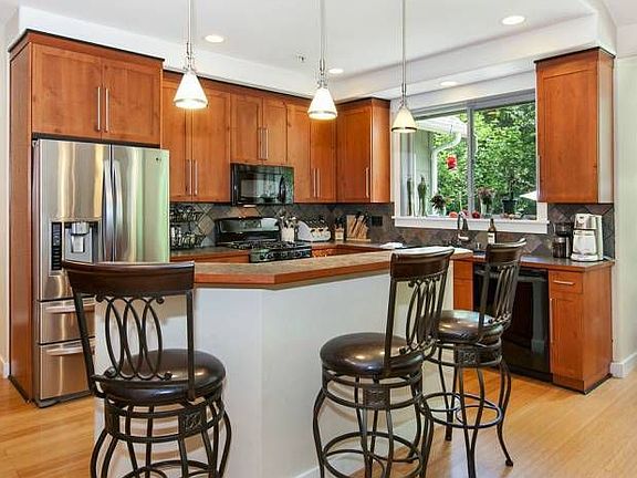 Kitchen w eating bar & no