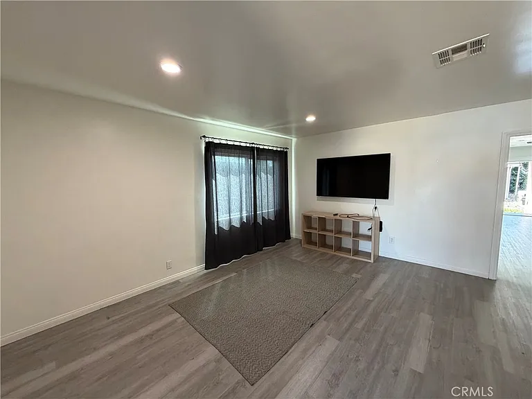 249 N Bromley Ave — Photo 1