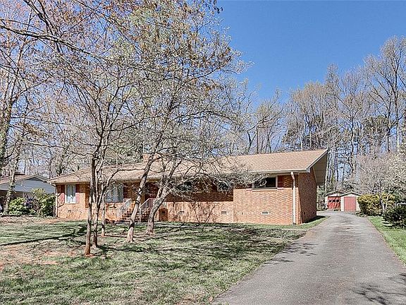 5th image of 215 Pineburr Rd