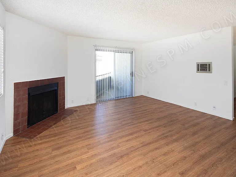 1935-41 Emerald Street — Photo 3