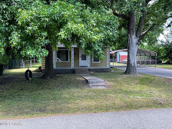 3rd image of 828 Wyandotte Ave