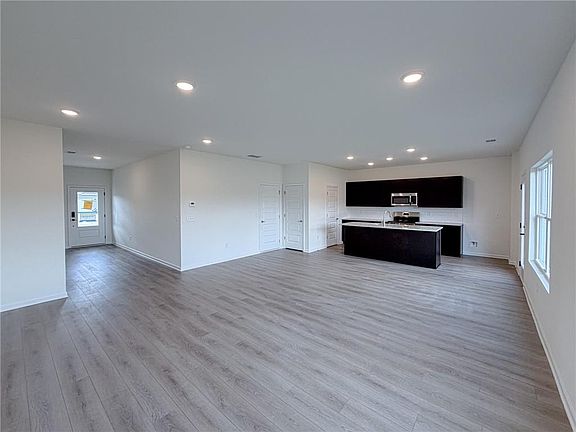 5th image of 512 Township Ave
